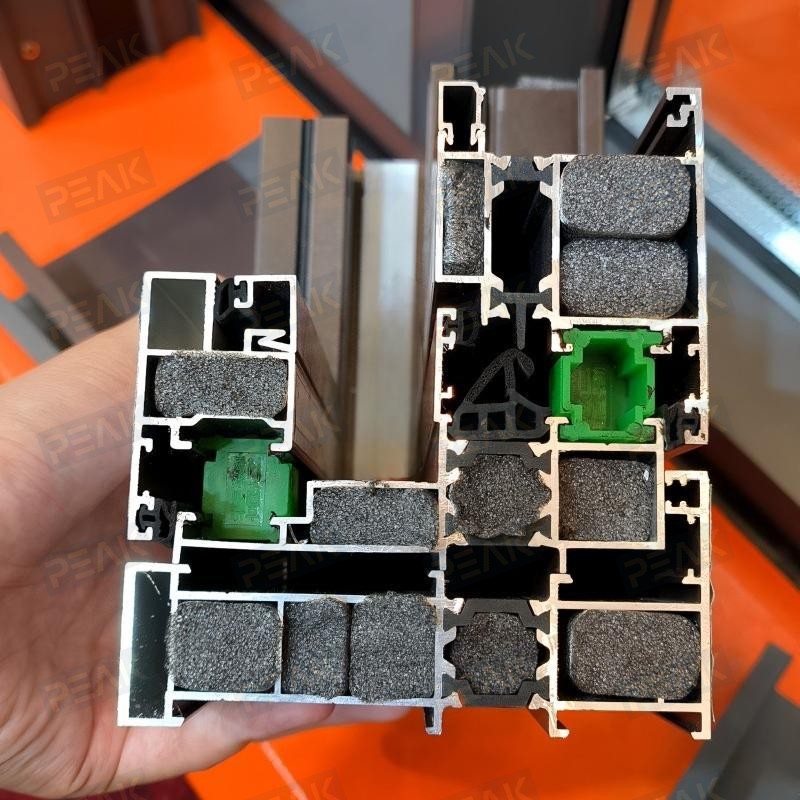 Waarom zijn op maat gemaakte aluminium ramen en deuren met thermische onderbreking een slimme investering voor isolatie?