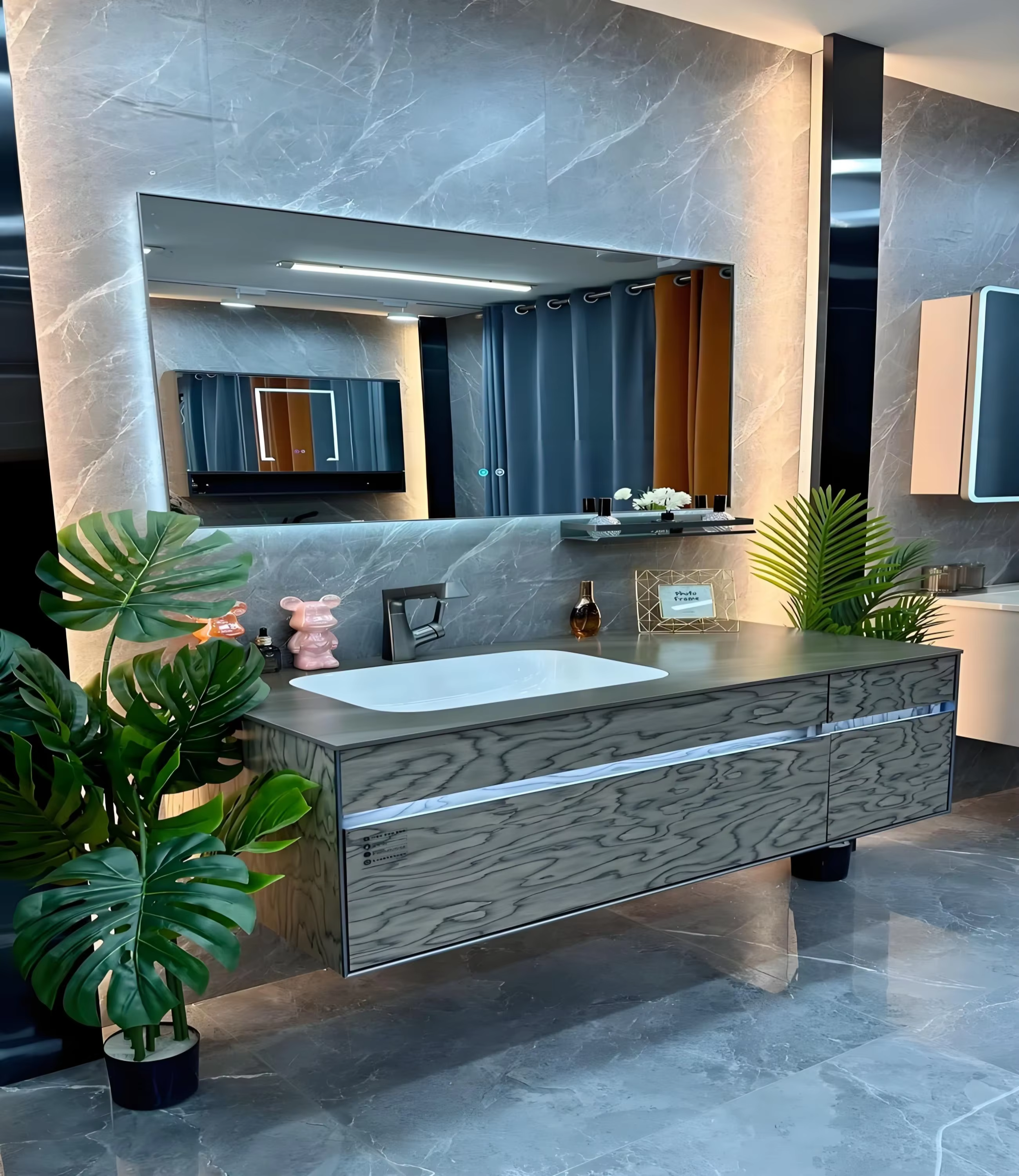 Anti-Fog Performance LED smart bathroom mirror showing anti-fog clarity