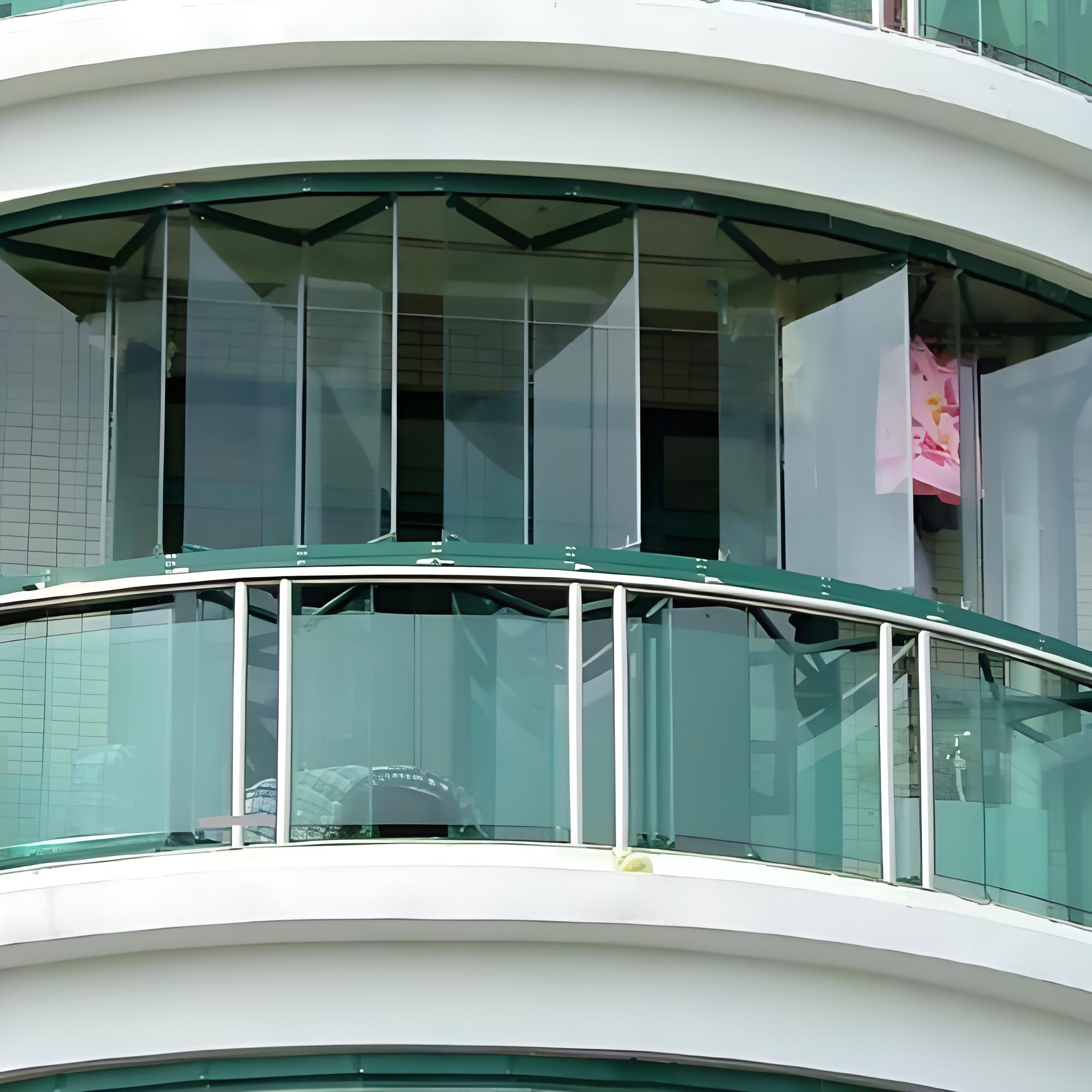 How Does Laminated Glass with PVB Interlayer Hold Together When Broken?