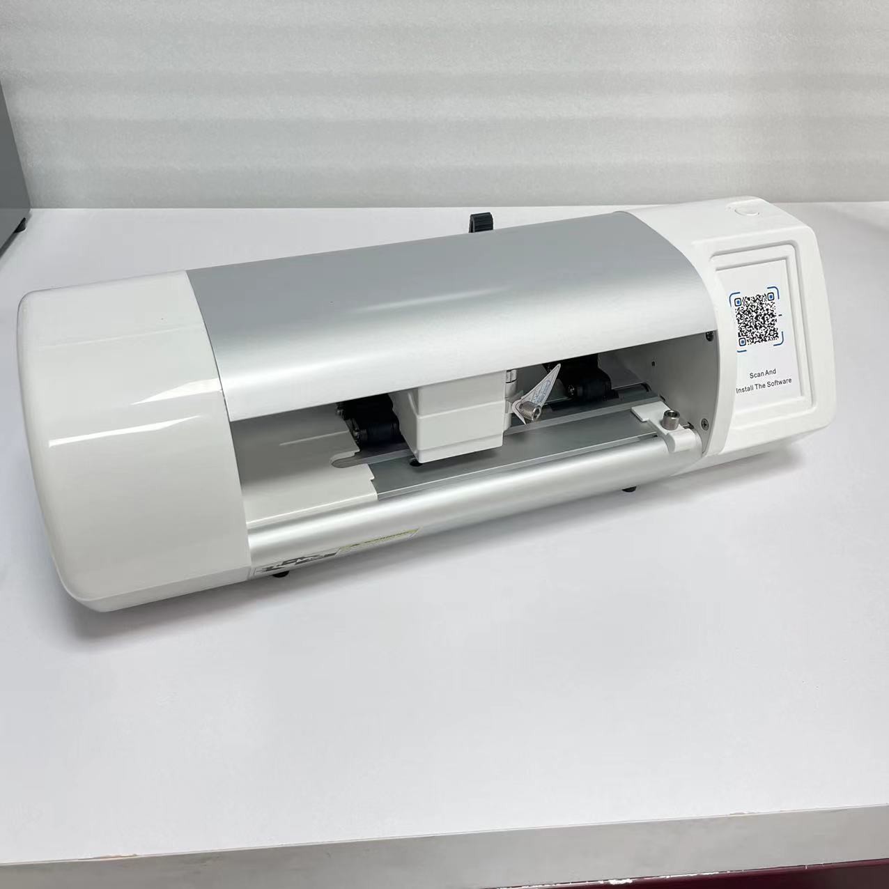 What are the main differences between flatbed cutter and plotter CNC cutter blades?