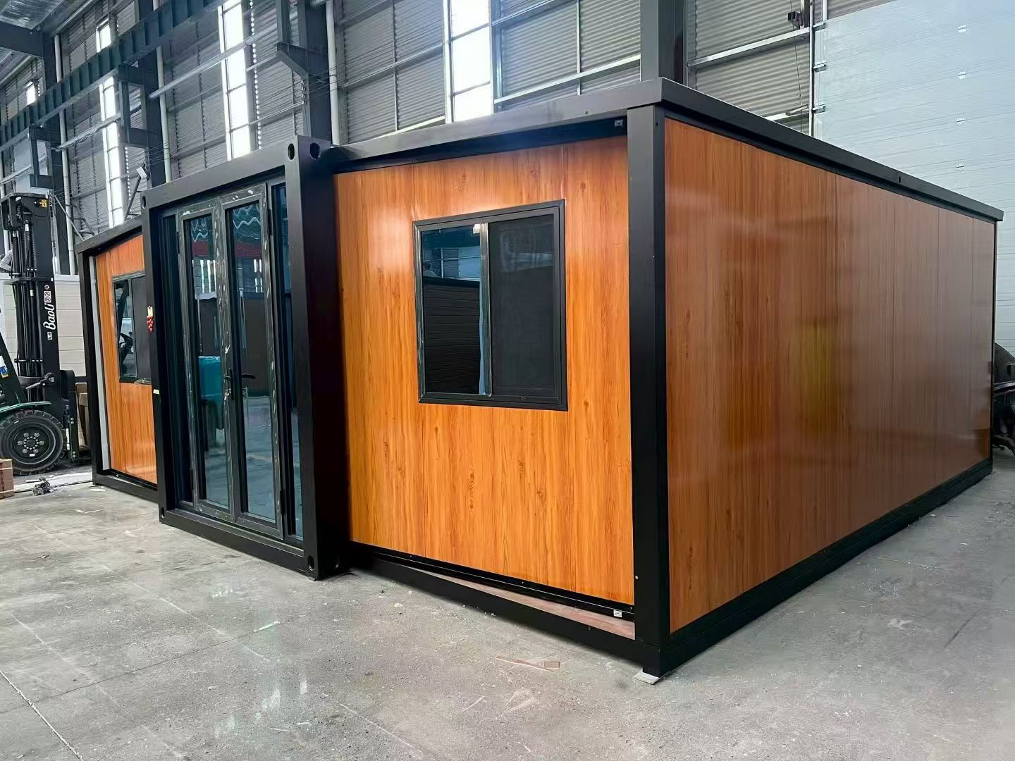 18 Sets Expandable Container Houses for Tourism Resort in Ireland Double Wing Folding Container Cabin Project Case