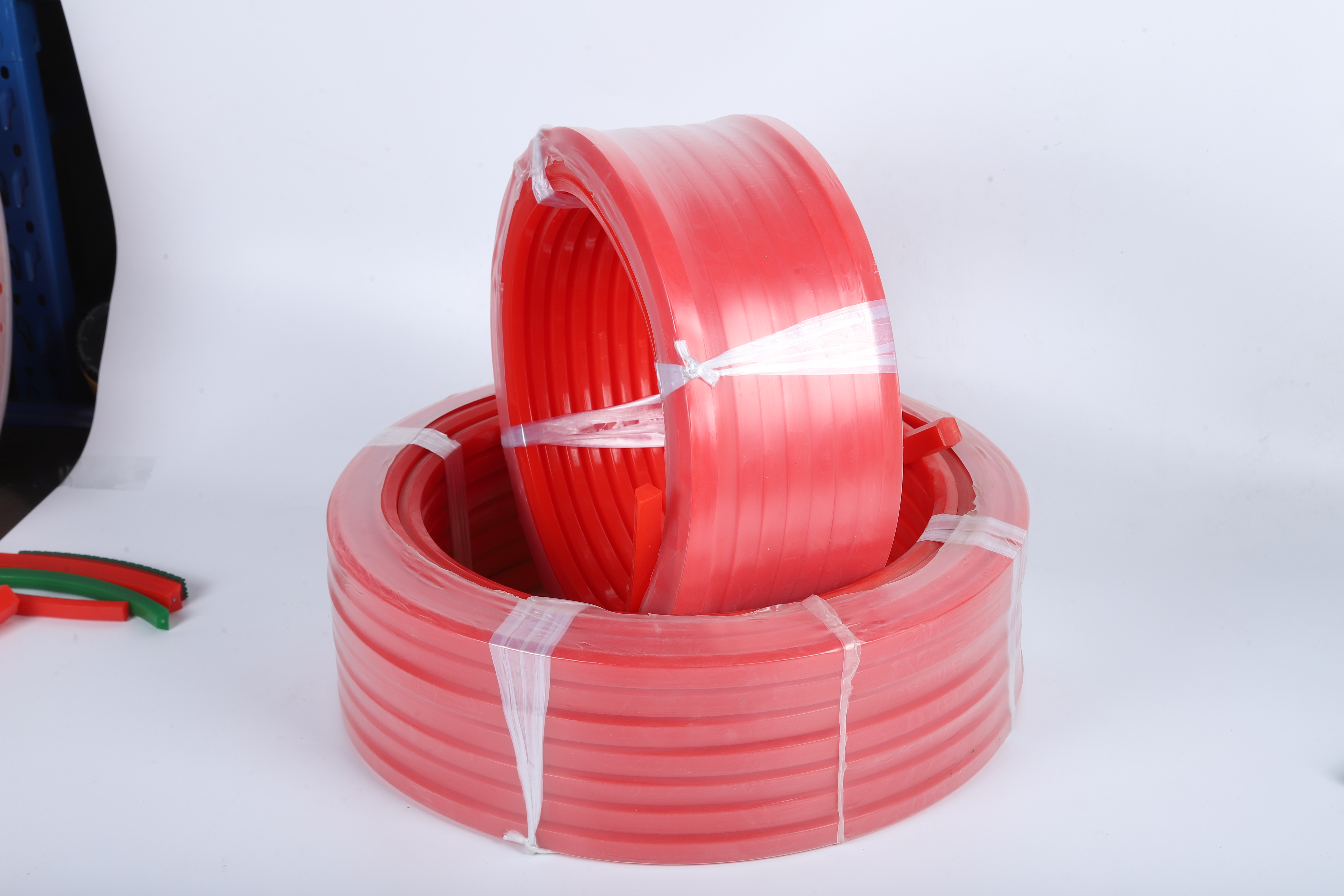 How v-belts and round belts ensure consistent power transmission.