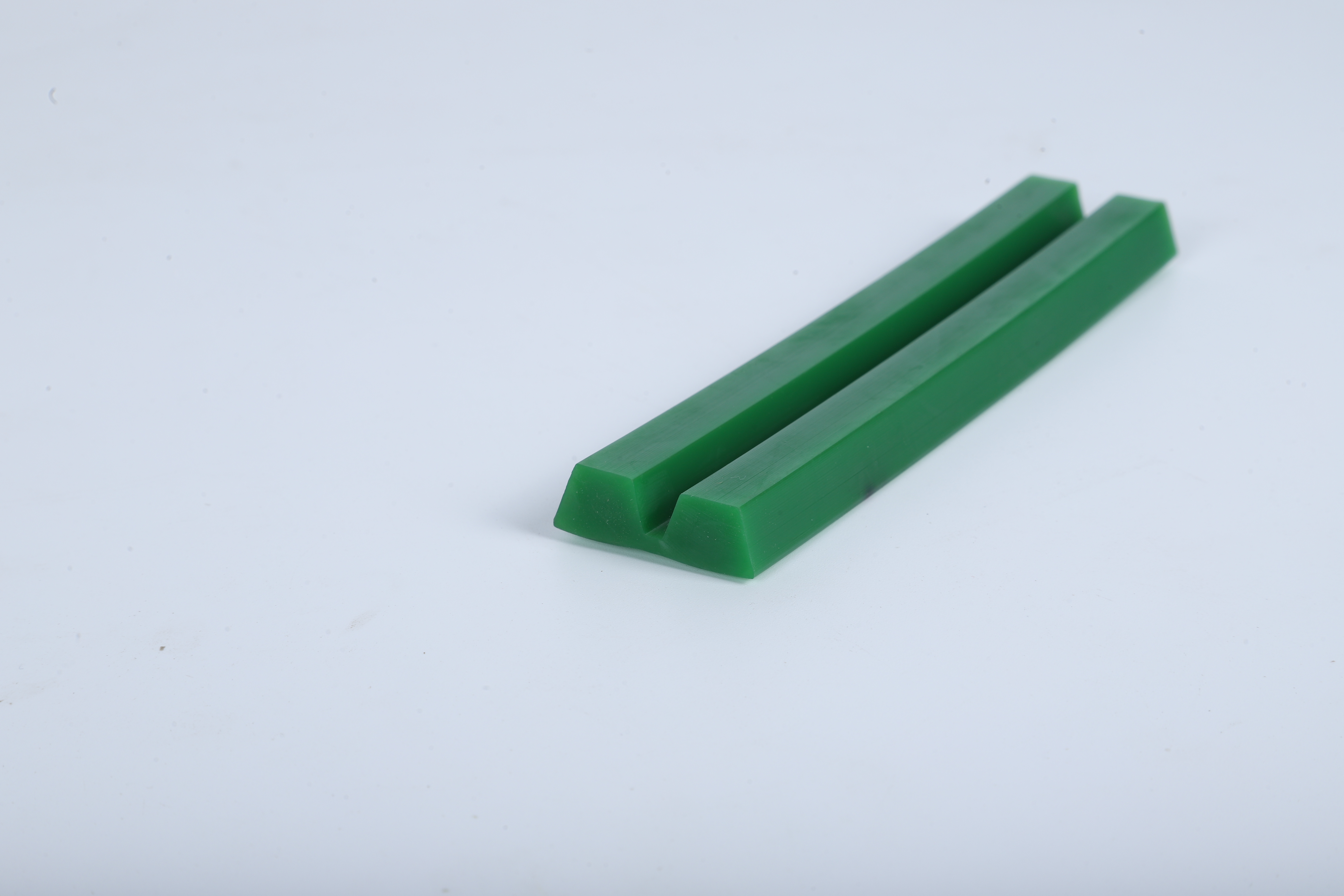 The secret to floor protection: Why high-elasticity rubber wheels are non-negotiable.