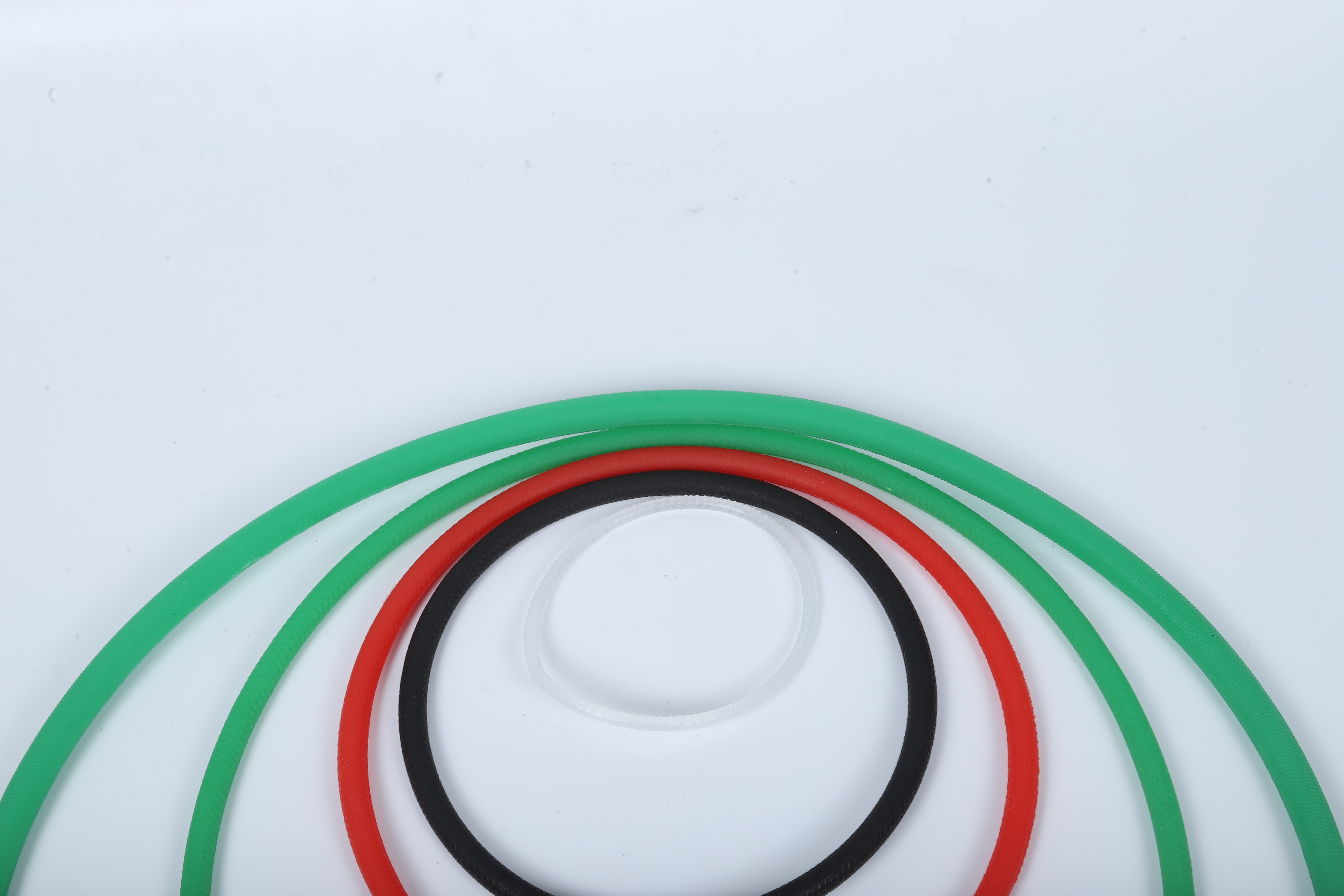 What are the advantages of high-elasticity round belts in power transmission?