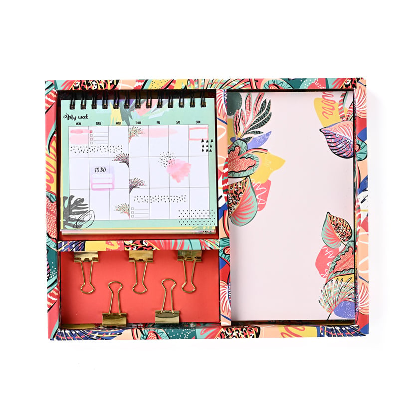 Conjunto de material de escritório com grampos, blocos de anotações, caixa de papel e calendário