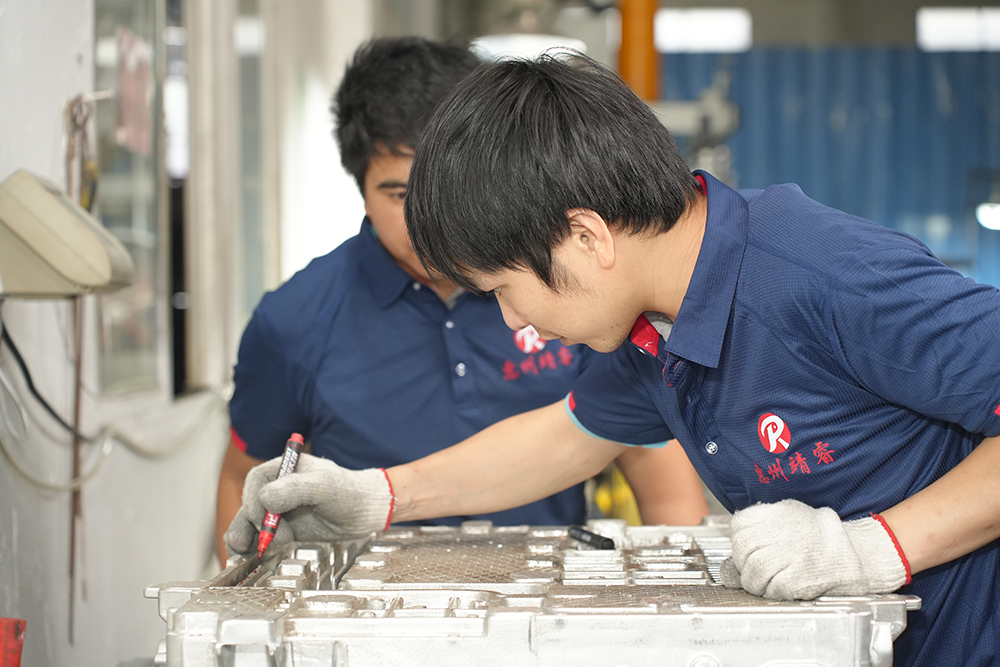 Flatness inspection of products