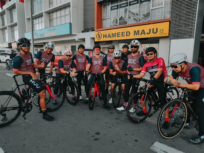 The Cycling Kit: Social Badge or Functional Skin?