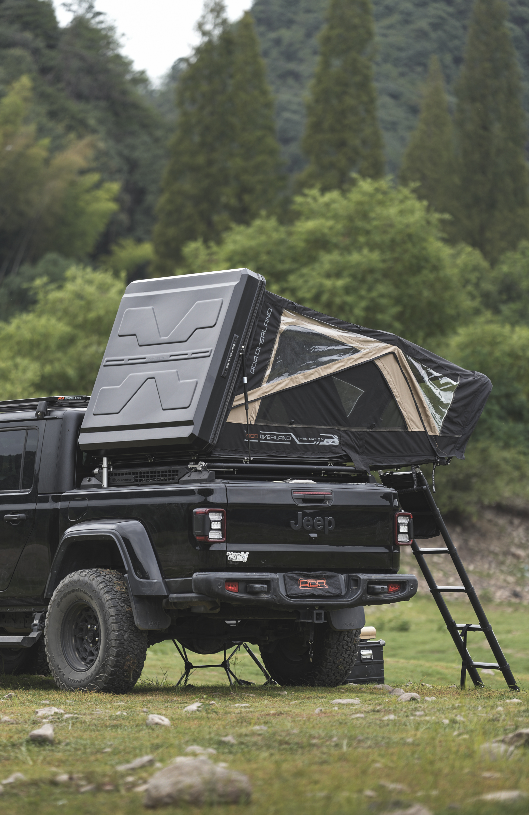 Premium Aluminum Clamshell Roof Top Tent for Adventurers