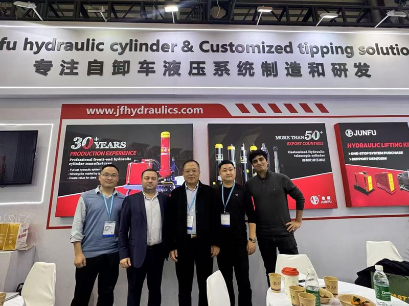 A Junfu Hydraulic participou da exposição PTC ASIA 2025 em Xangai e negociou com visitantes de diversos países