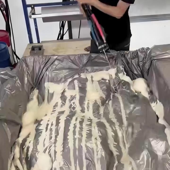 Applicazione della schiuma poliuretanica per l'imballaggio di strumenti di precisione e merci fragili