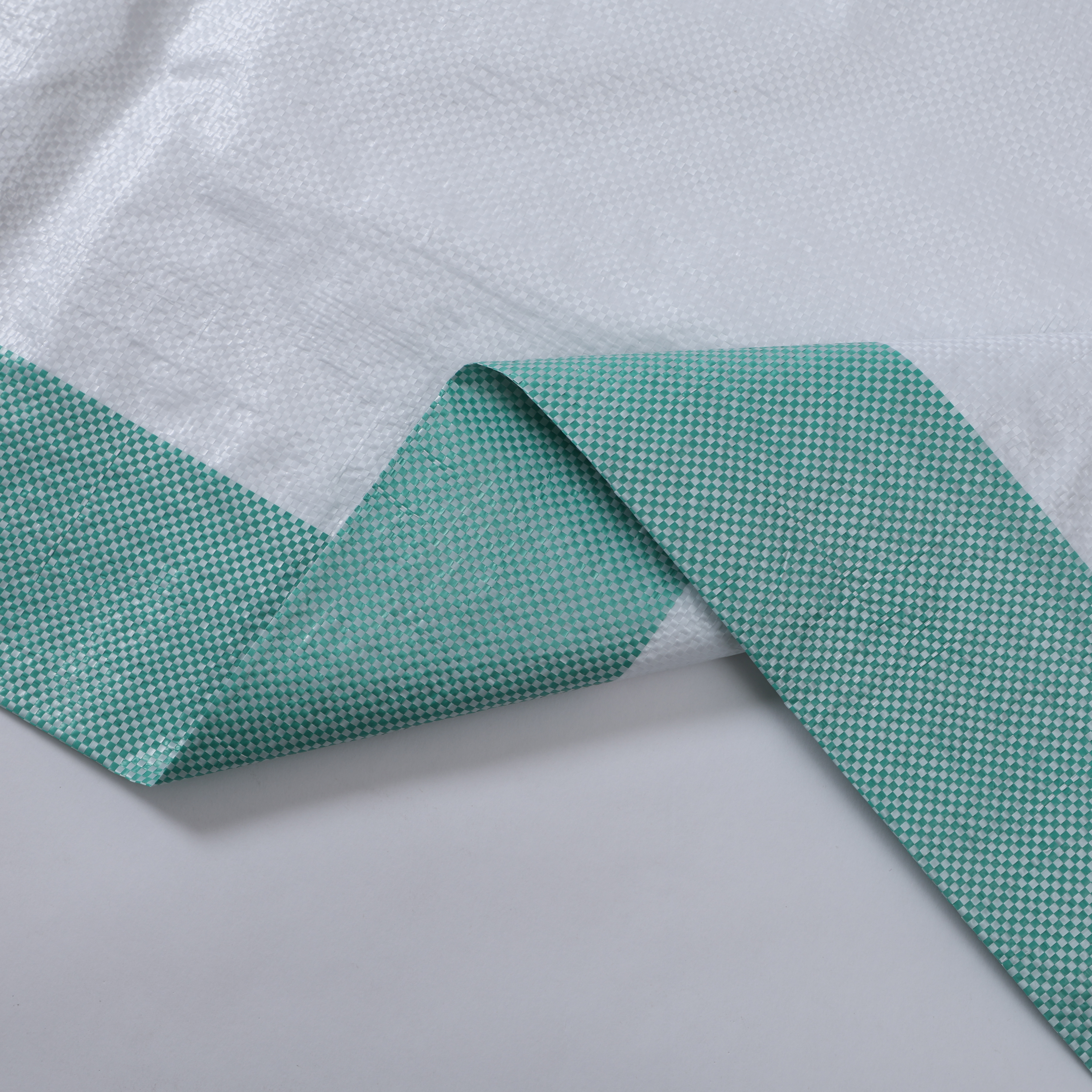 Woven Feed Bags vs Paper Feed Bags for Farm Storage Conditions