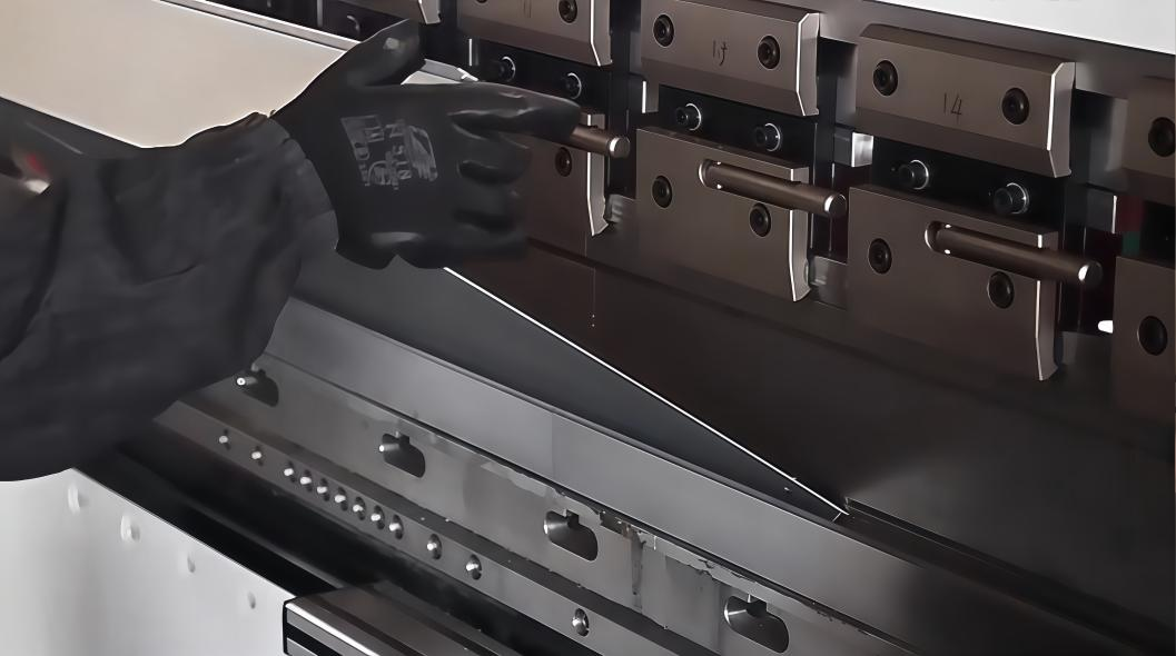 New Energy Storage Cabinet Customization Case: DEEPLINK Tackles Three Core Challenges