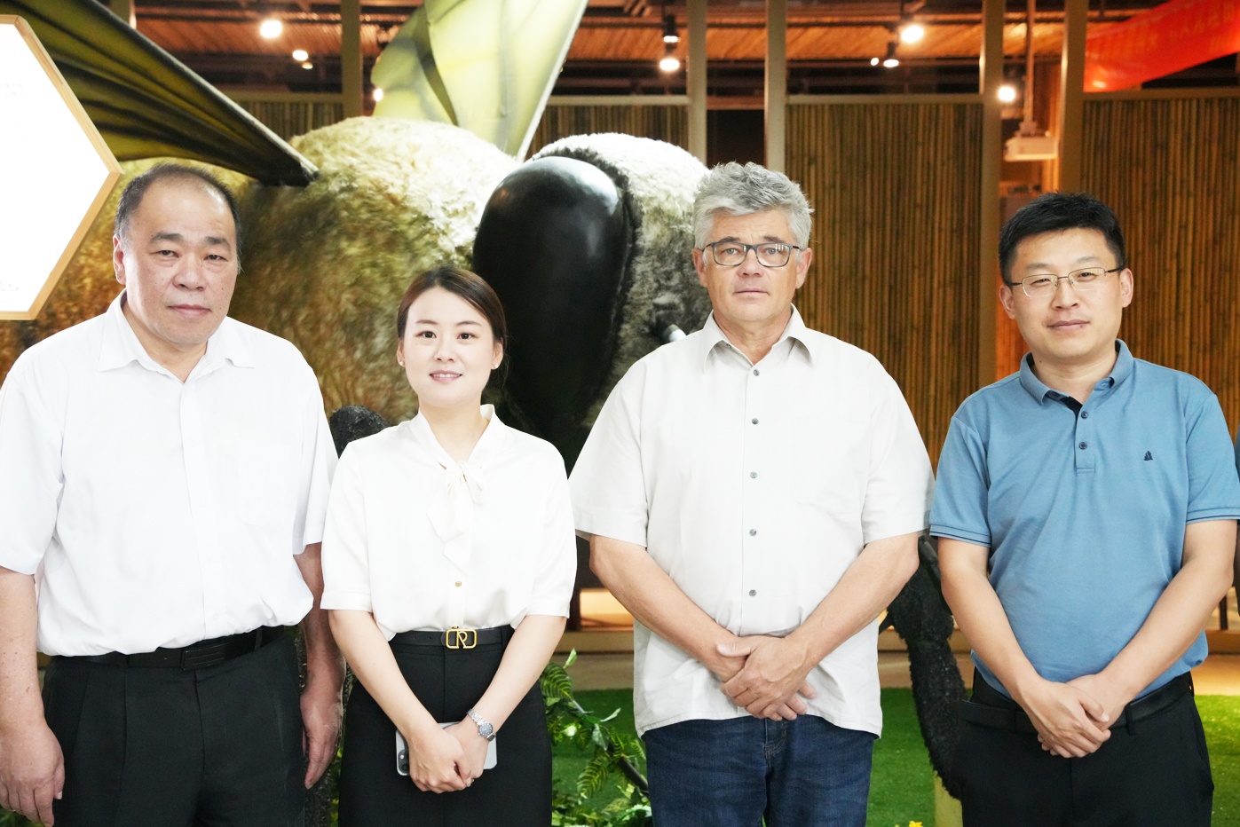The Chairman of the Scientific Committee on Bee Therapy of the International Federation of BeekeePers' Associations visited Beijing Beehall and gave high praise to beeswax therapy