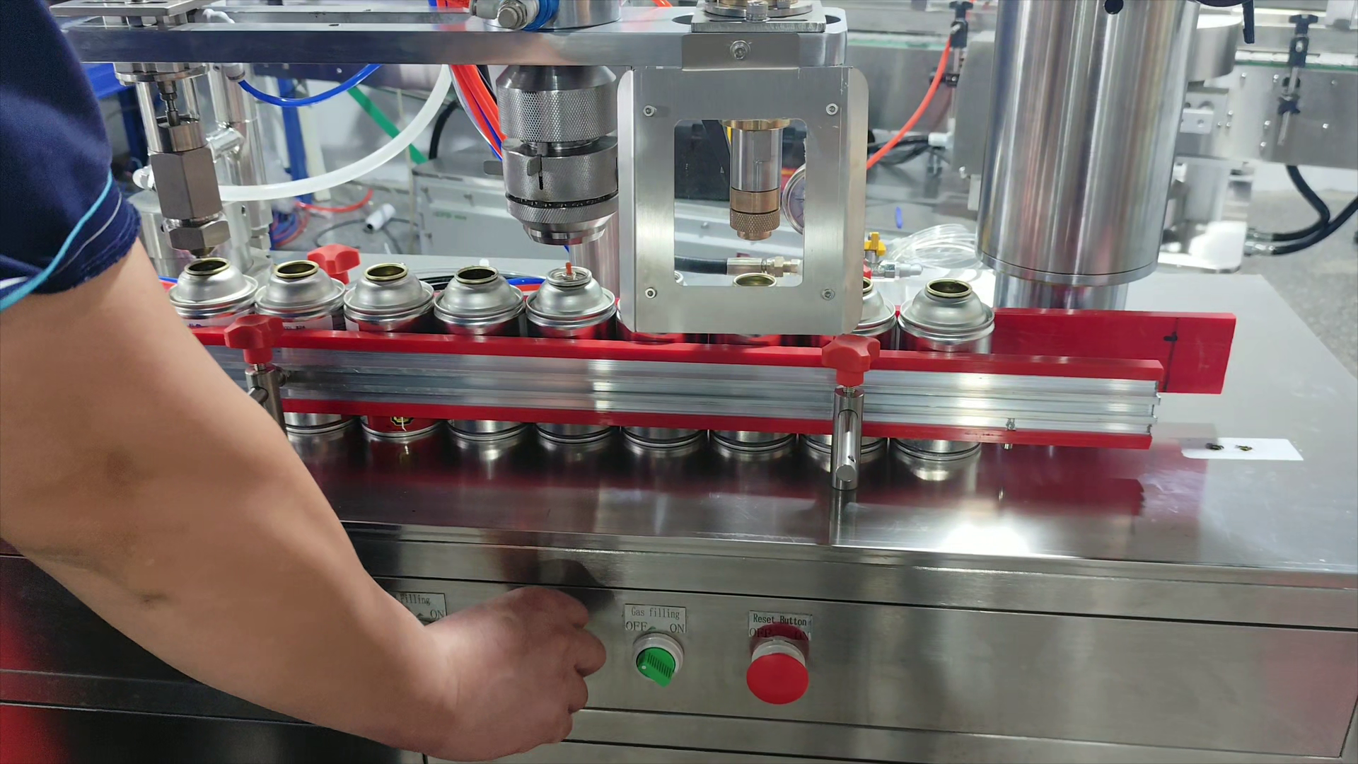 Propellant gas charging and sealing process in integrated aerosol machine