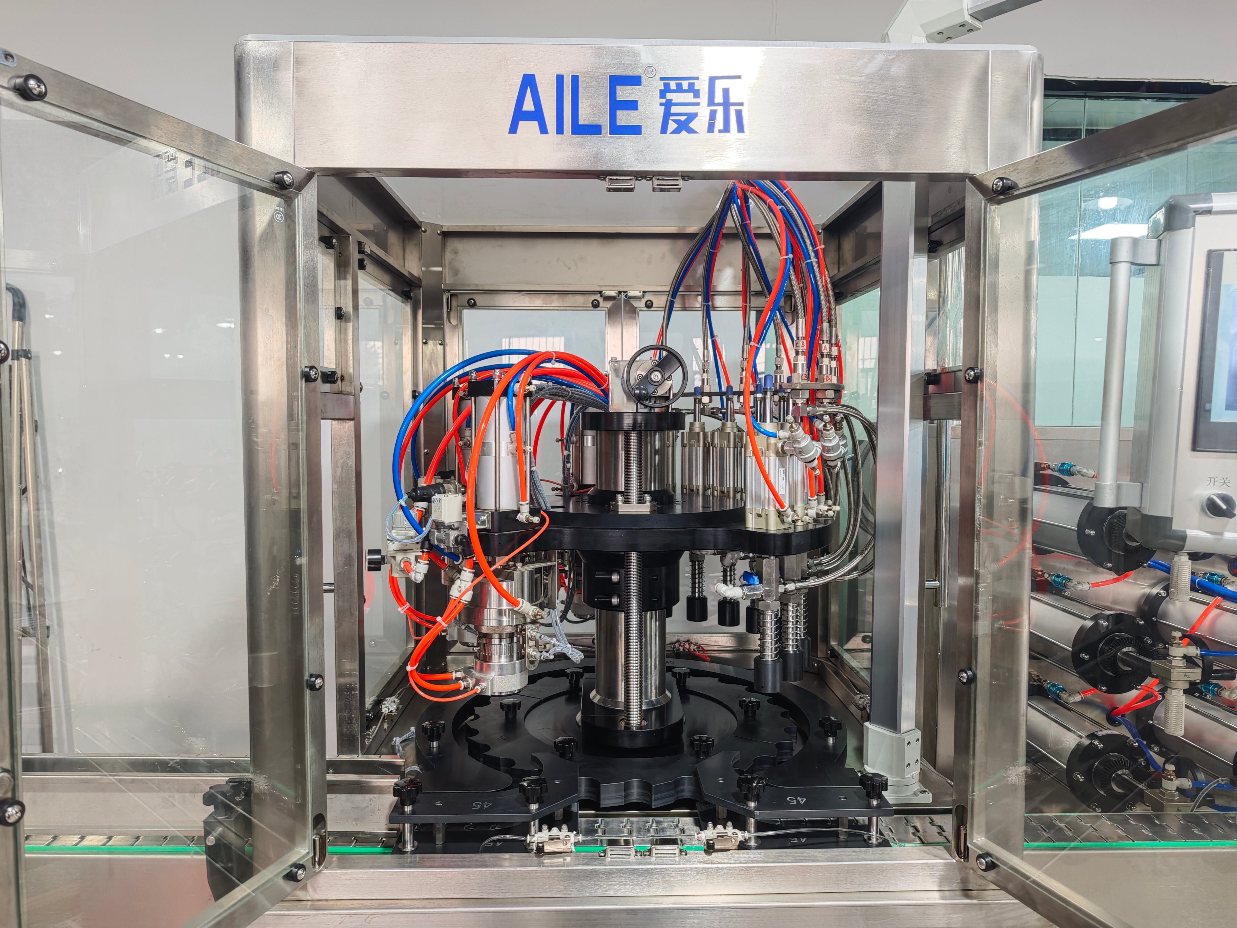 Aerosol gas filling and crimping machine mechanism