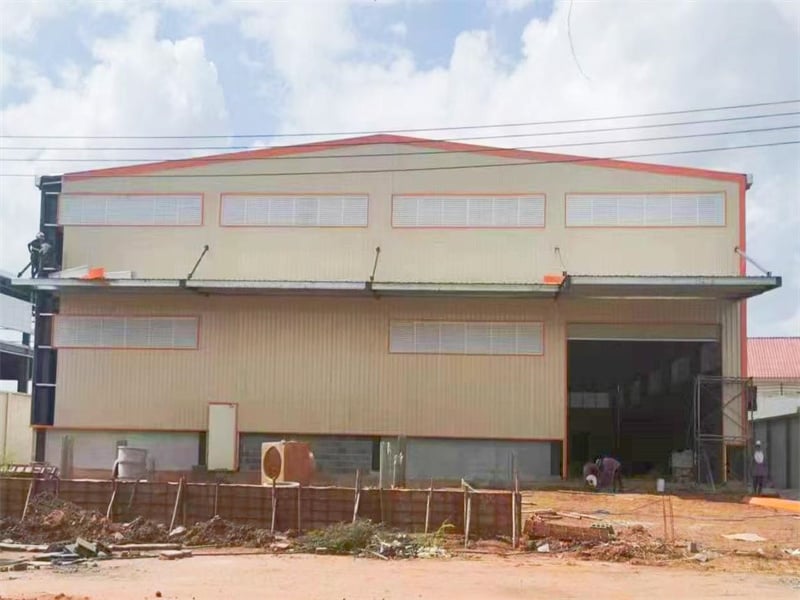 Edificio Comercial de Acero con Marco de Oficina