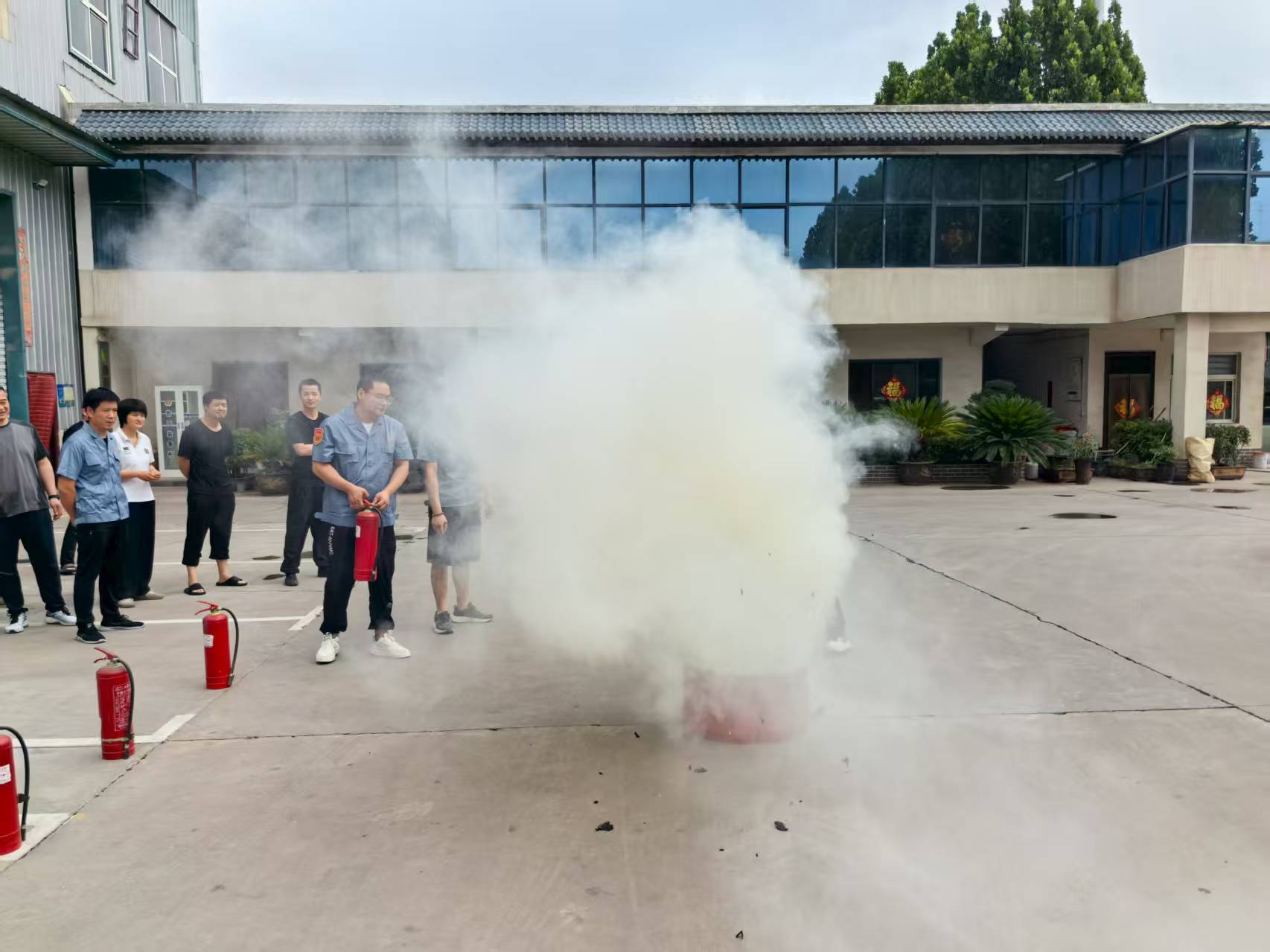 Strengthen the safety defense line and protect factory production