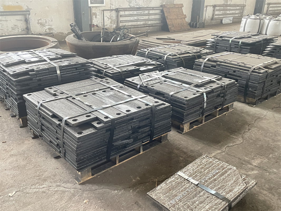Gia Công Tùy Chỉnh Các Tấm Chịu Mài Mòn Crom Cacbua: Đáp Ứng Những Thách Thức Công Nghiệp Đặc Thù