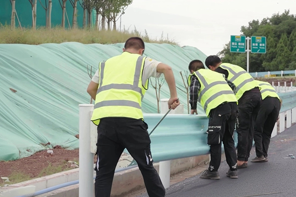 Highway guardrail construction sa Pudu Highway