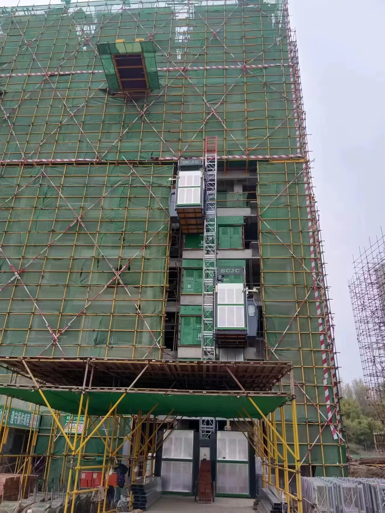 Elexir o ascensor de construción axeitado para o seu proxecto segundo o tamaño