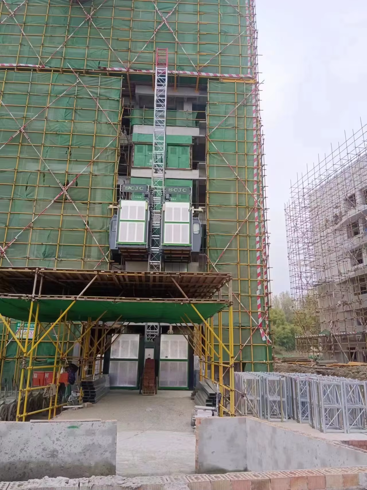 Factores a considerar antes de mercar un elevador para construción