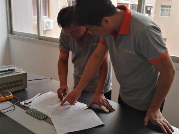 Precision Photometrics: Optimized Lens Design for Warning Lights | LIYI