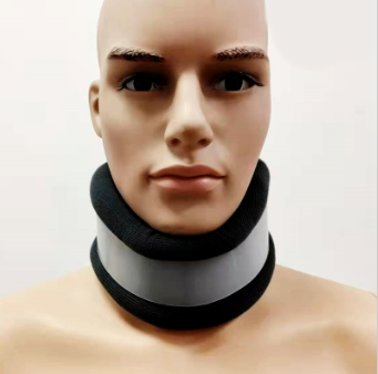 Myk halskrage med halvstiv termoplastisk plate