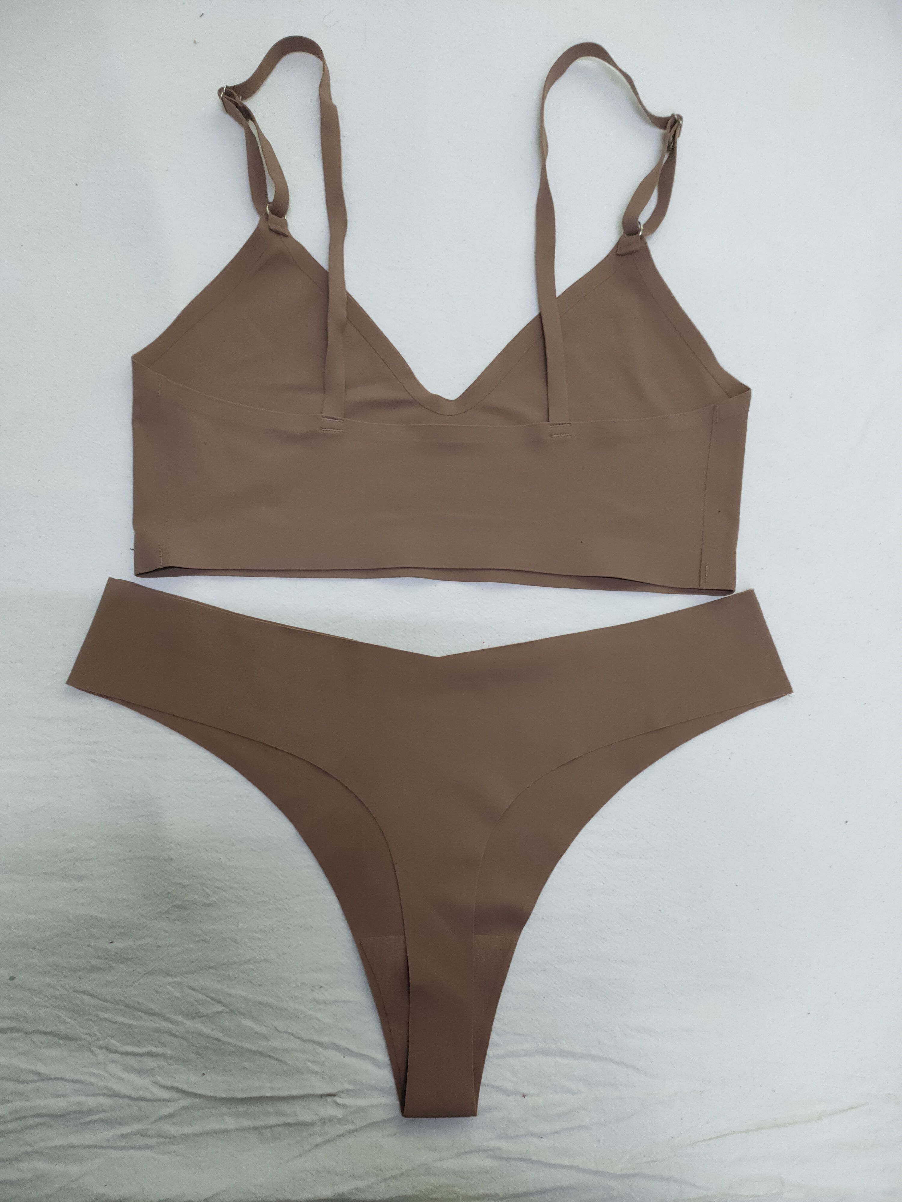 Seamless Construction for Invisible Wear