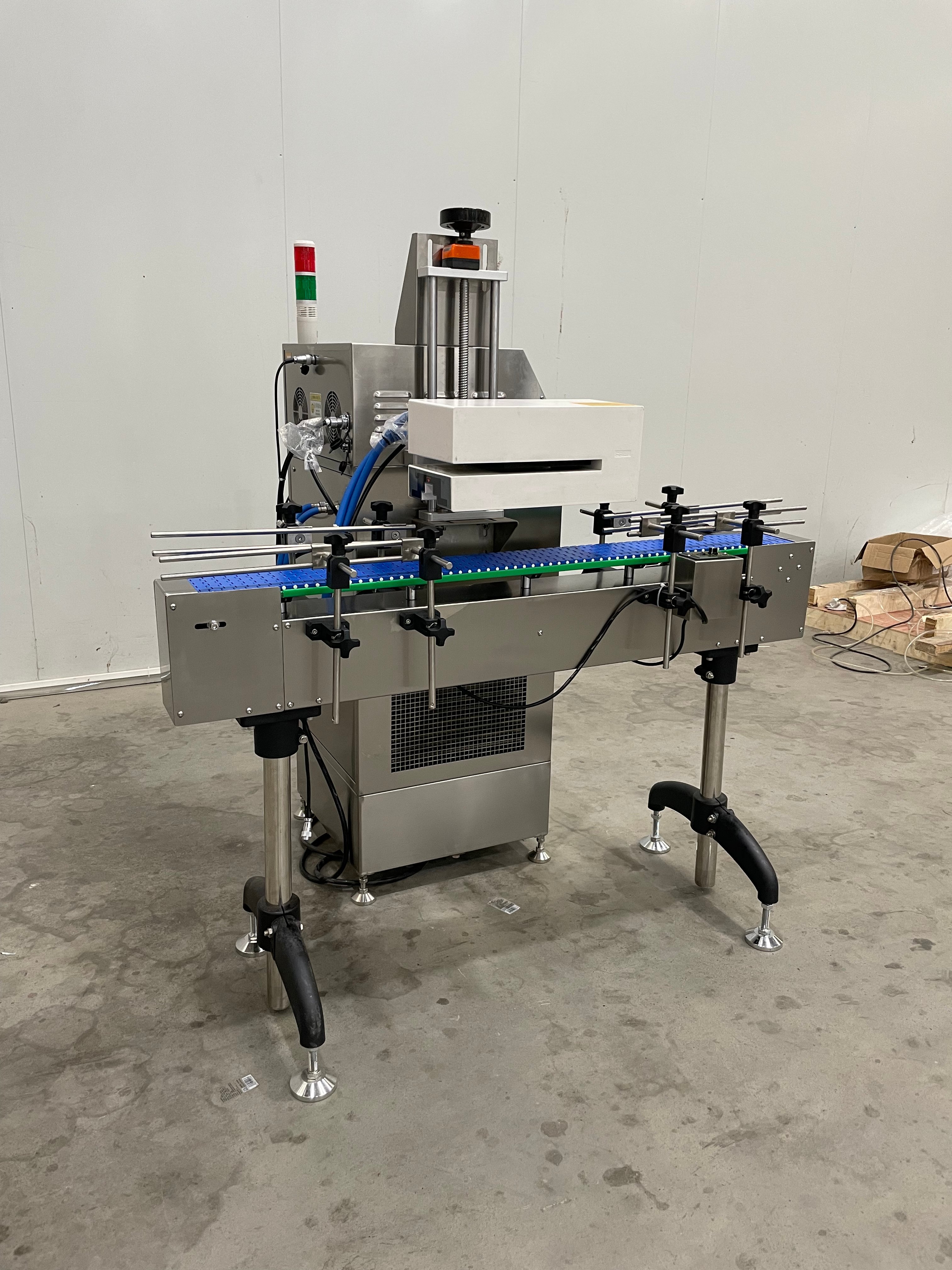 Machines de Bouchonnage Linéaire | Scellage Haute Vitesse et Précis pour Bouteilles et Pots
