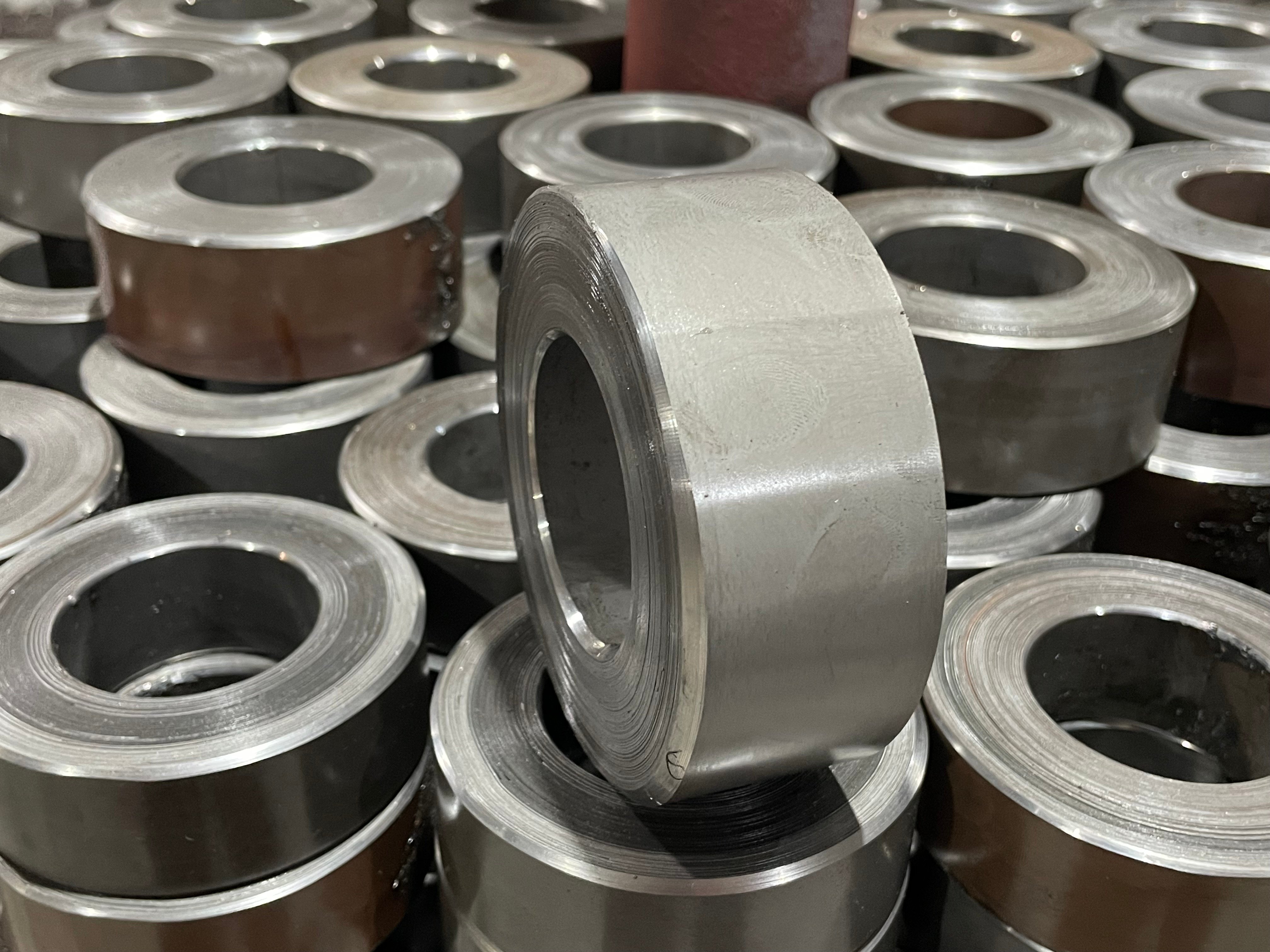 How Do Silicon Steel Cores Reduce Hysteresis and Eddy Current Losses?