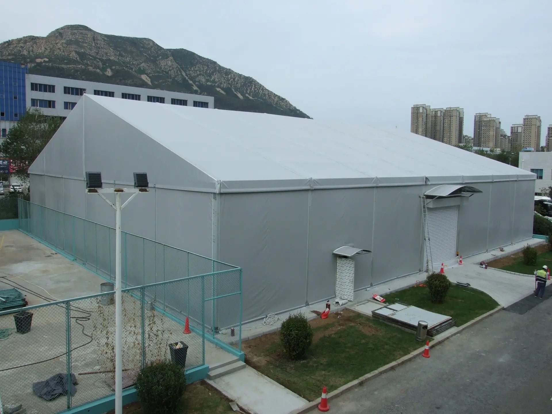 Solutions modulaires d’extension d’entrepôt pour projets industriels | Tente de stockage en PVC ignifuge pour l’augmentation de la capacité des usines