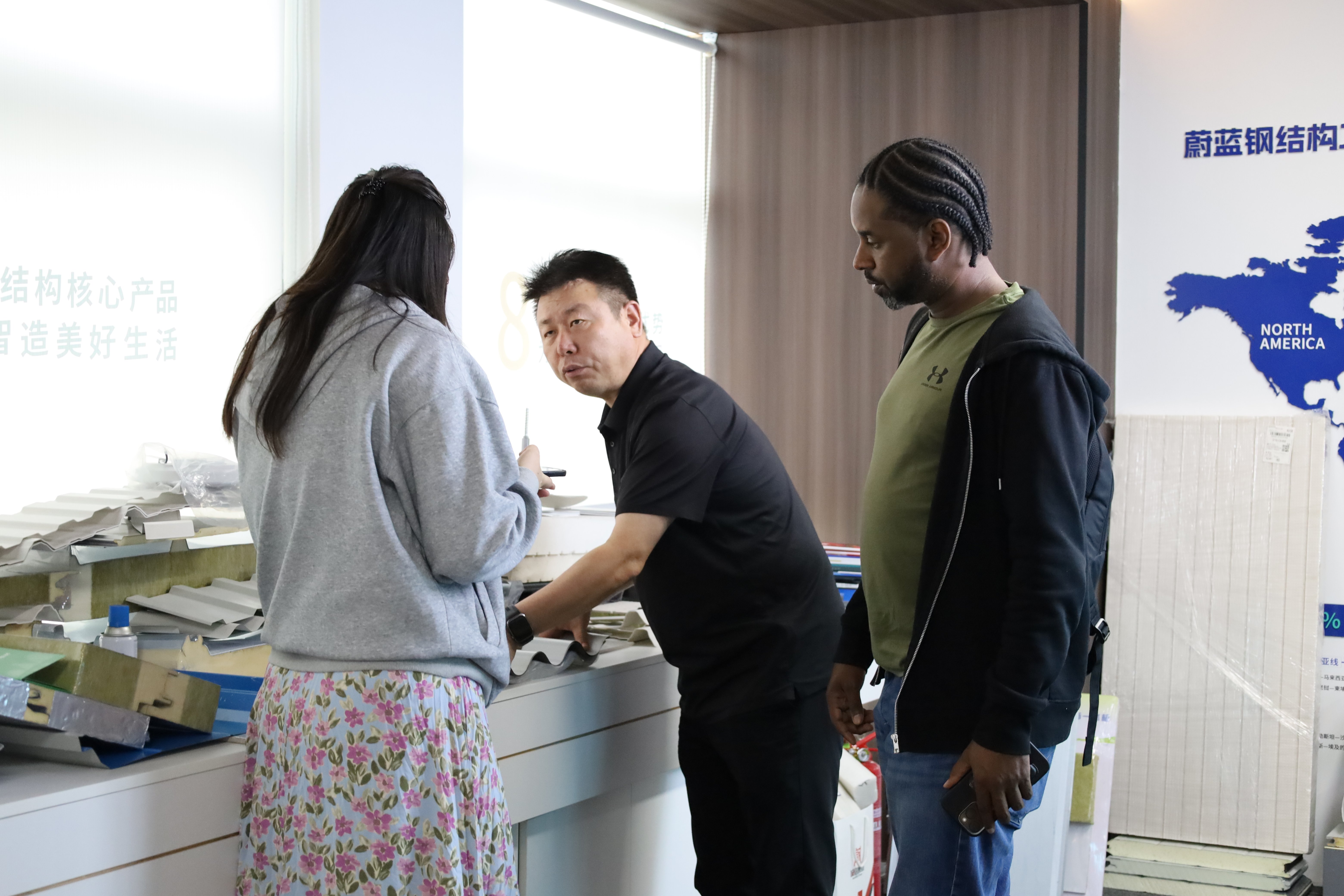 General Manager Chen introduces steel structure building samples to the client..JPG