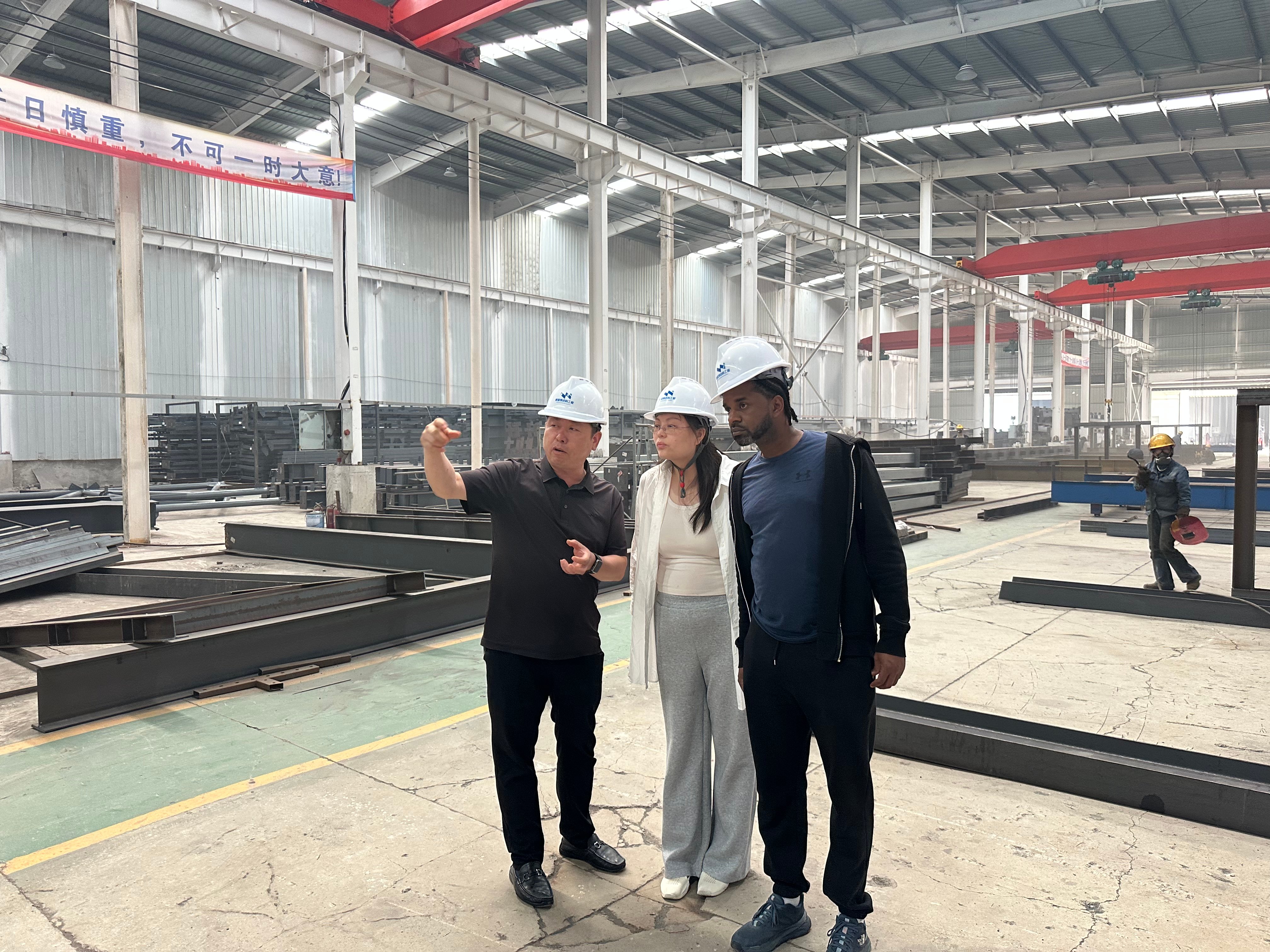 Ethiopian client visits Zhengzhou Weilan Prefabricated Steel Structure Processing Plant..jpg