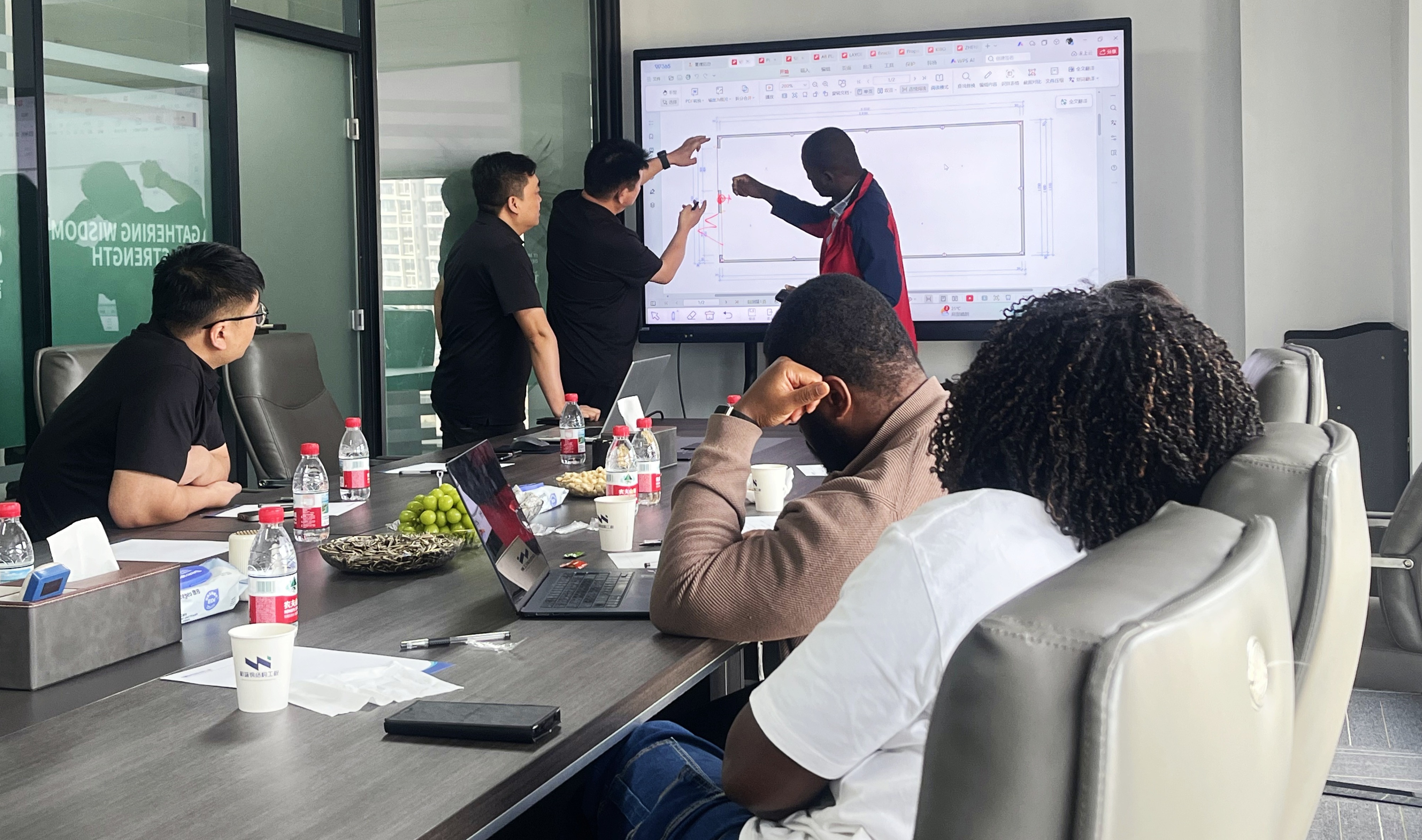 project discussion with engineers and project managers, steel structure supplier.jpg