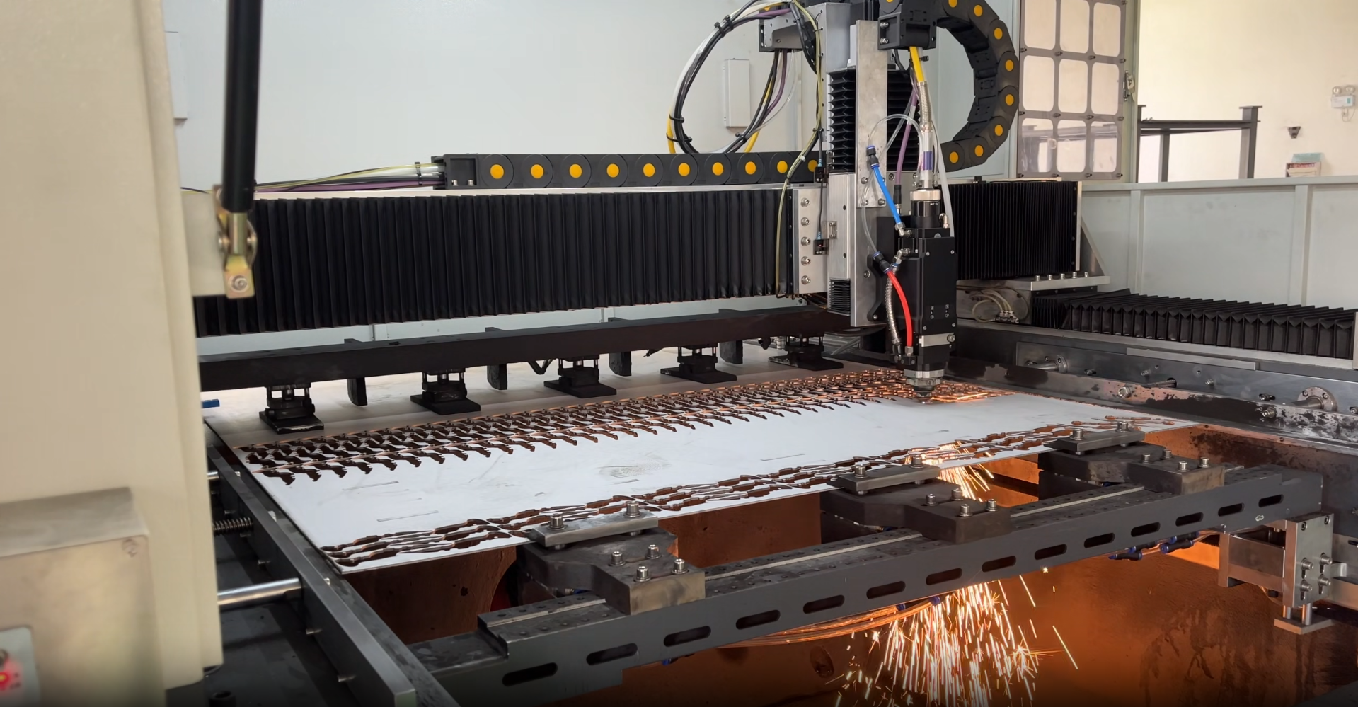 Automatic cutting machine usage video