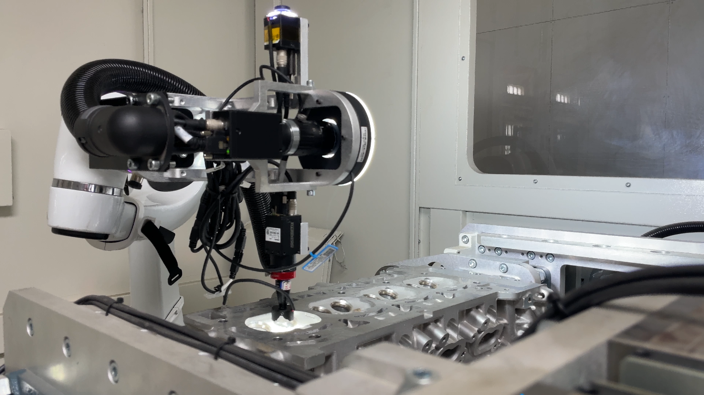 One Station, Five Variants: Identifying, Measuring And Inspecting Cylinder Heads On A Mixed Line