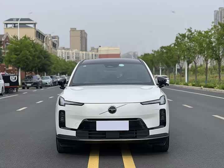 فولفو XC70 2026 الأساسية بدفع كلي وهايبرد قابل للشحن