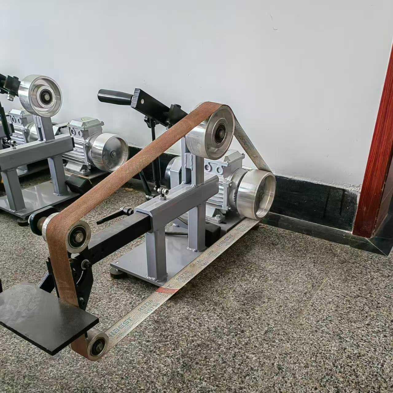 Multifunctional belt sander vertical type