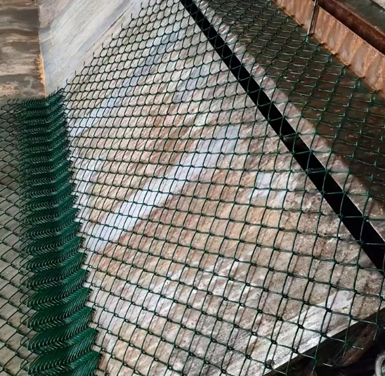 Comment choisir entre une clôture en treillis métallique galvanisé et une clôture en treillis métallique enduite de PVC ?