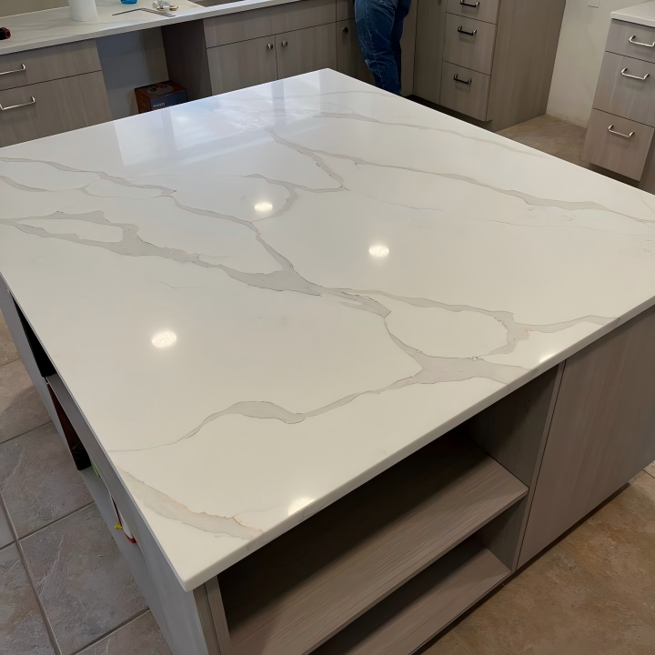 YDSTONE Modern Design Artificial Quartz Calacatta Polished Surface Engineered Slabs for Bathroom Vanity Tops supplier