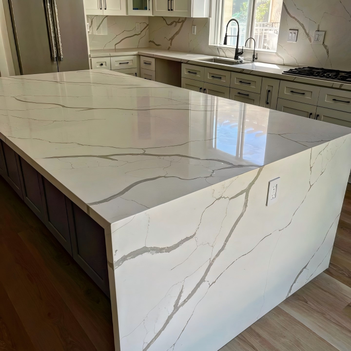 YDSTONE Modern Design Artificial Quartz Calacatta Polished Surface Engineered Slabs for Bathroom Vanity Tops supplier