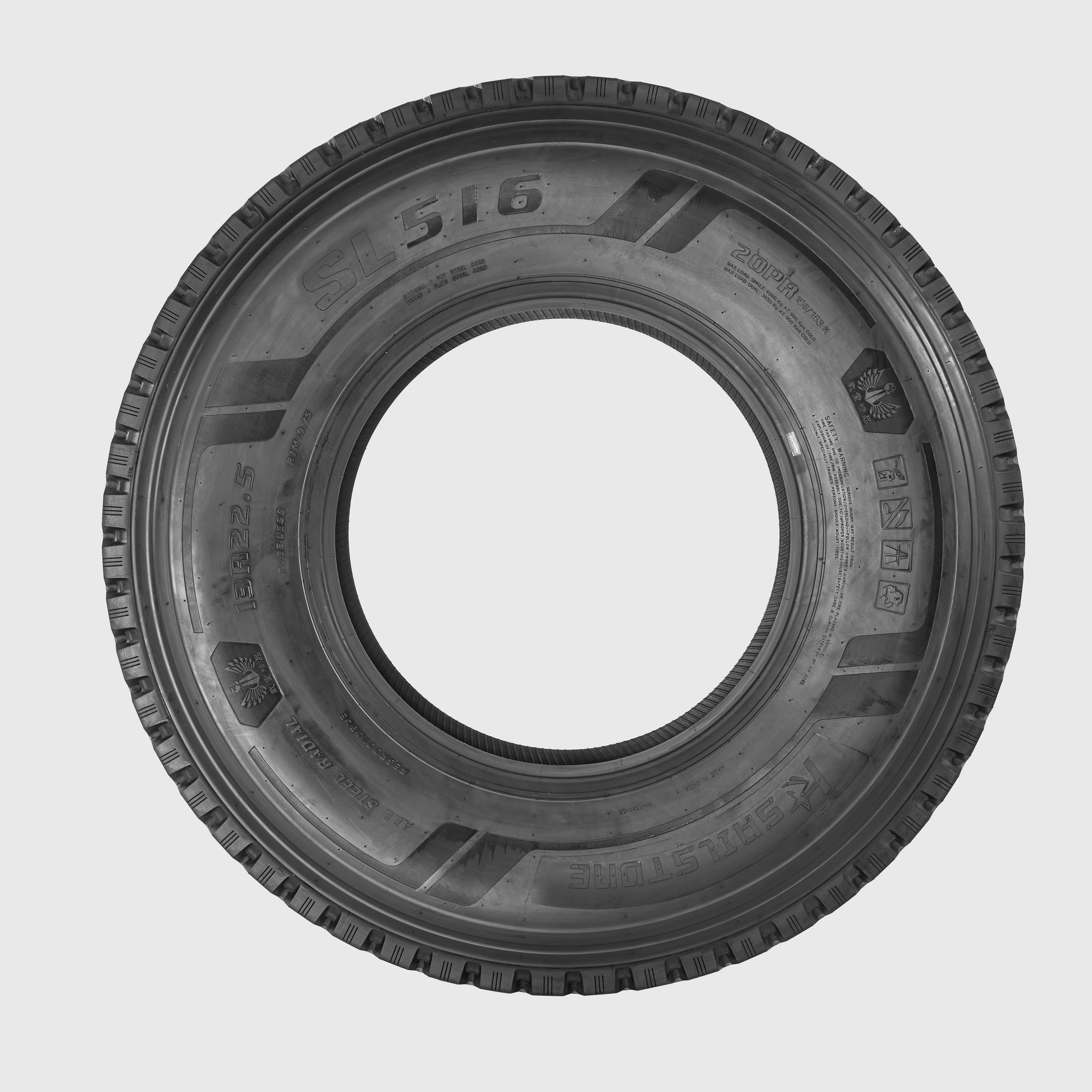 How to choose the right commercial tire for long-haul transport?
