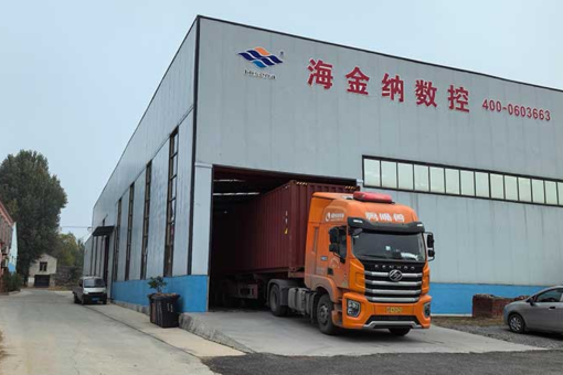 PVC window door machinery loading and shipping, every staff works hard for this.