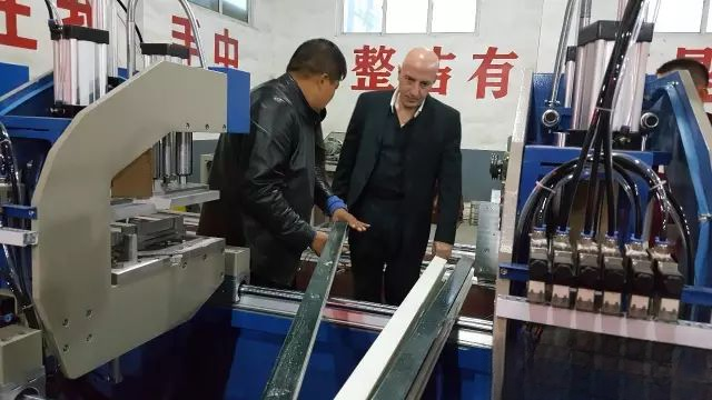 HISENA keeps welcoming foreign customers to visit our company!4