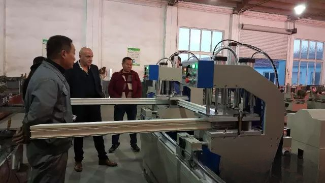HISENA keeps welcoming foreign customers to visit our company!5