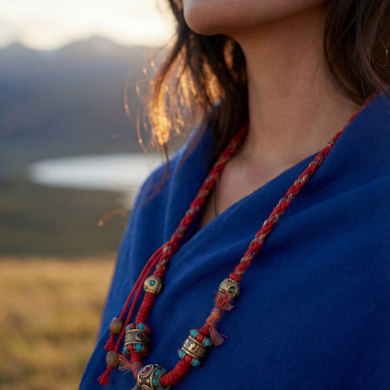 Kalung Jalinan Tibet dengan Manik-Manik Kekayaan Bermata Tiga dan Mantra Enam Kata | Liontin untuk Pemurnian dan Berkah