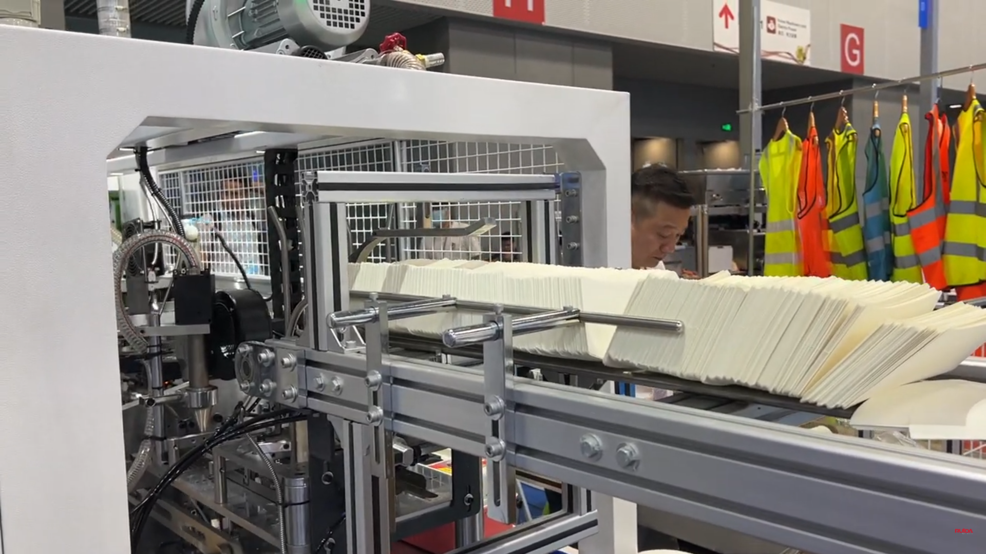 Automatic High Speed Paper Cup Machine 160+pcs/min for 7oz on exhibition