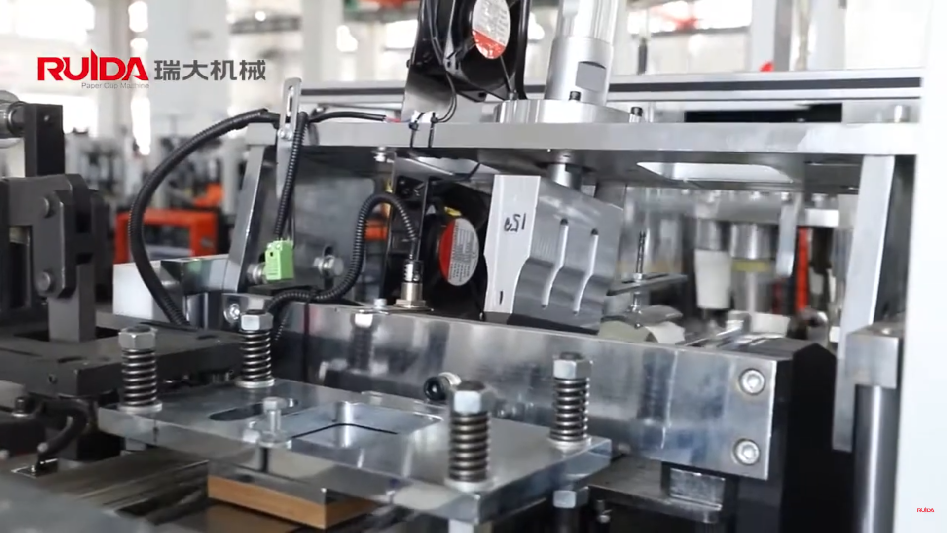 Paper cup machine for cup with handle
