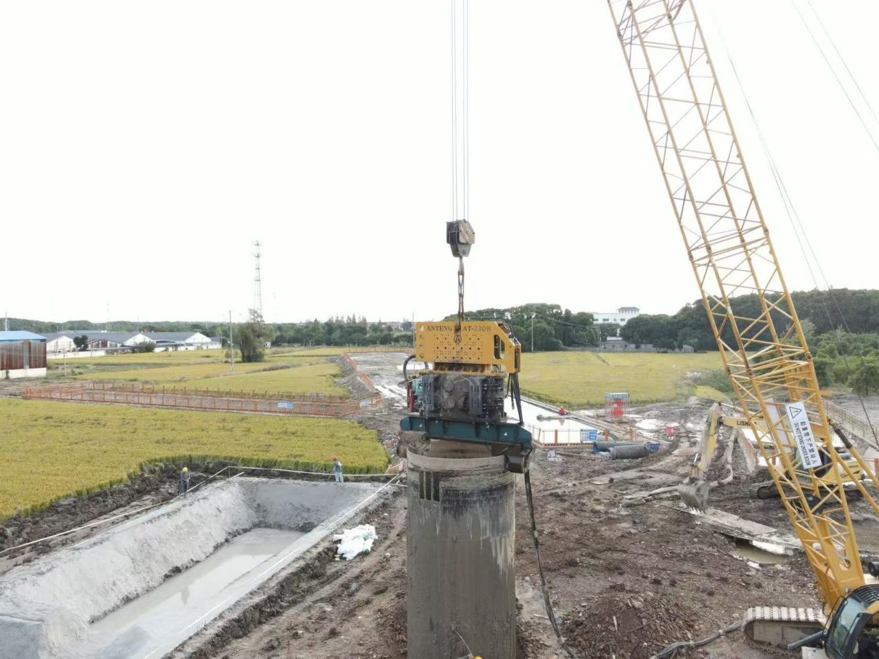 Aşırı Çaplı İşlemler Karşısında: Jiangsu Anteng AT230B, 2.890 mm’lik Ultra Büyük Çelik Boru Kazık İnşaatını Başarıyla Tamamladı
