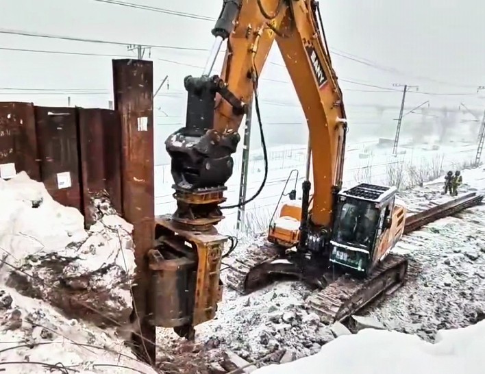 Aşırı Soğukla Başa Çıkma: Jiangsu Anteng AT75B Hidrolik Titreşimli Çakma Makinesi, Rusya’nın Urallar Dağlarında -25 °C’de Verimli Çalışıyor